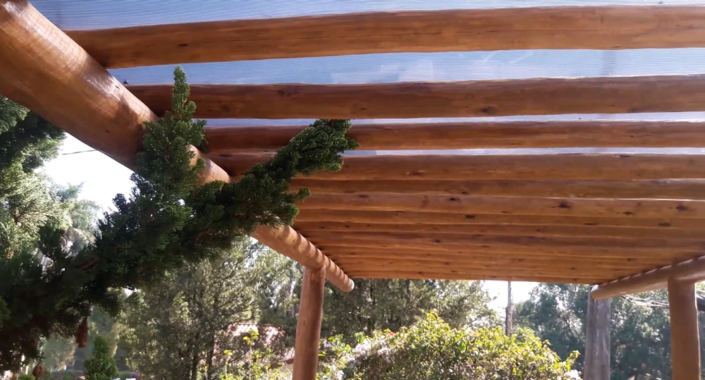 Pergolado Em Eucalipto Tratado E Policarbonato.